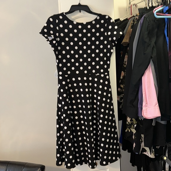 Black dress size medium. Belt not included. - Picture 3 of 7